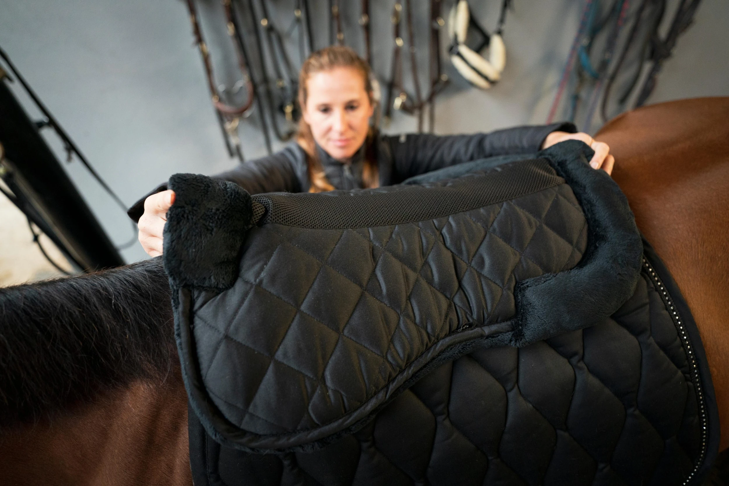 FOUGANZA Horse Riding Synthetic Sheepskin Saddle Pad For Horse And Pony 500 - Black - Image 7